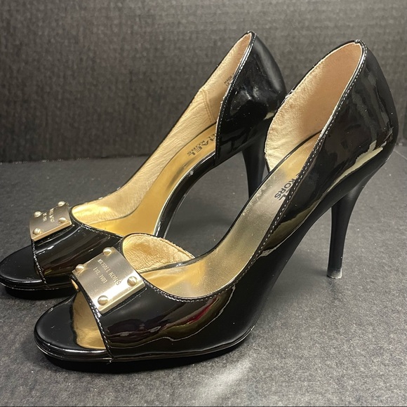 MICHAEL KORS BLACK PATENT LEATHER HEELS SIGNATURE MEDALLION TOE PLATE 5.5M FIRM$ - Picture 7 of 10